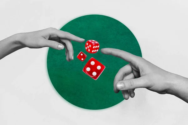 双手横向合影拼贴到对方触摸的朋友在赌场玩游戏时运气好白底休闲 — 图库照片