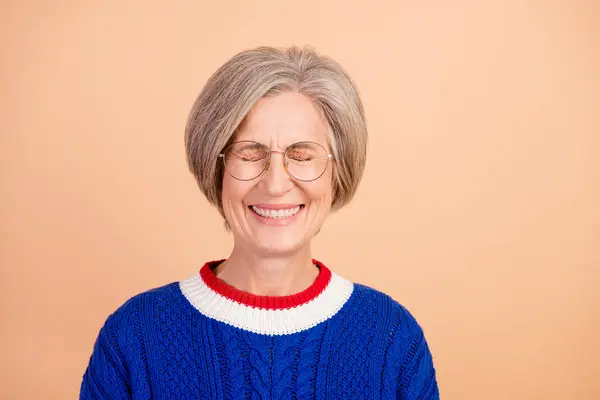 Zdjęcie Zabawnej Przezabawnej Emerytki Siwymi Włosami Ubranej Dzianinowy Sweter Okularach — Zdjęcie stockowe