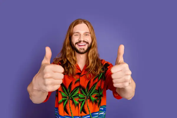 Portret Ząbczastego Mężczyzny Rudymi Włosami Nosić Stylową Koszulę Pokazać Kciuki — Zdjęcie stockowe