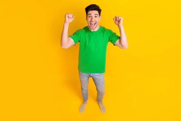 Ganzes Foto Von Zufriedenen Überglücklichen Mann Gekleidet Grünen Shirt Jeans — Stockfoto