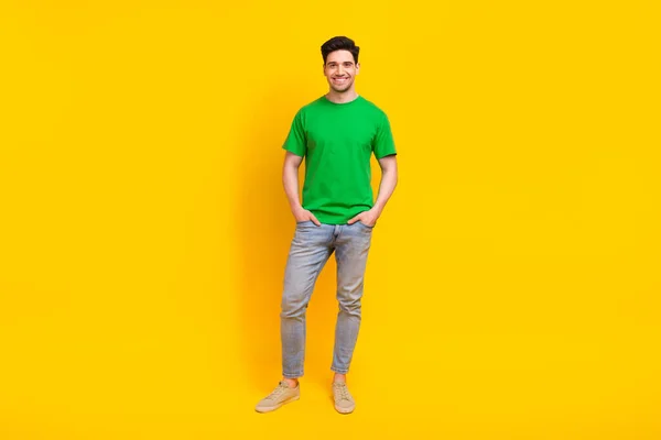 Full Length Φωτογραφία Του Δροσερό Αισιόδοξος Άνθρωπος Ντυμένος Πράσινο Shirt — Φωτογραφία Αρχείου