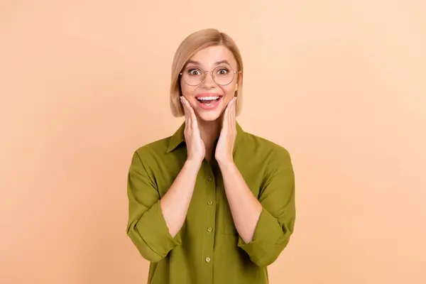 Foto Mujer Impresionada Con Peinado Bob Vestido Camisa Verde Gafas —  Fotos de Stock