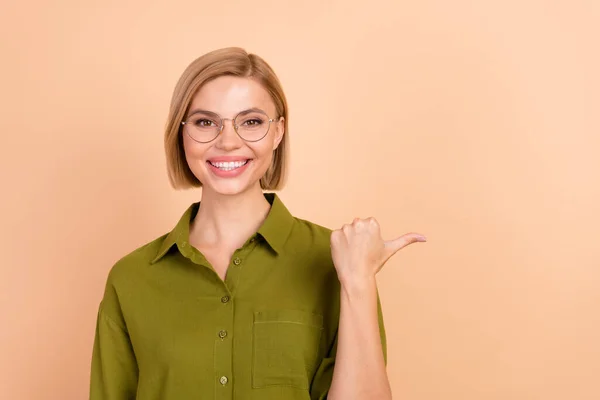Zdjęcie Wesołej Kobiety Fryzurą Bob Ubrana Zielona Koszula Wskazując Nice — Zdjęcie stockowe