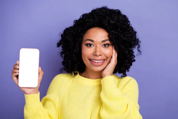 Portret Van Aangename Persoon Slijtage Pullover Demonstreren Menu Smartphone Touchscreen — Stockfoto