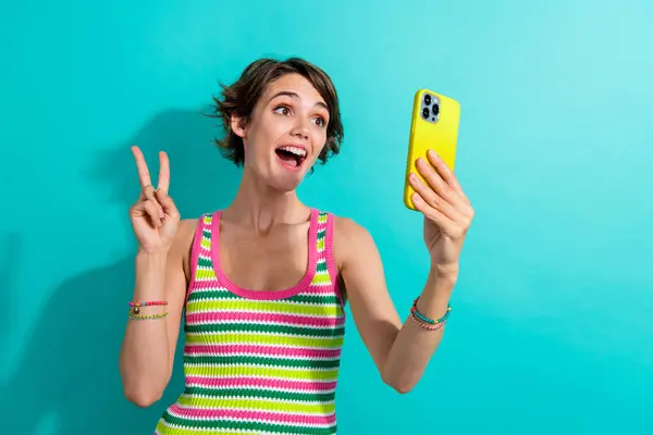 Photo Funky Cheerful Girl Hold Smart Phone Make Selfie Demonstrate — Stock Photo, Image