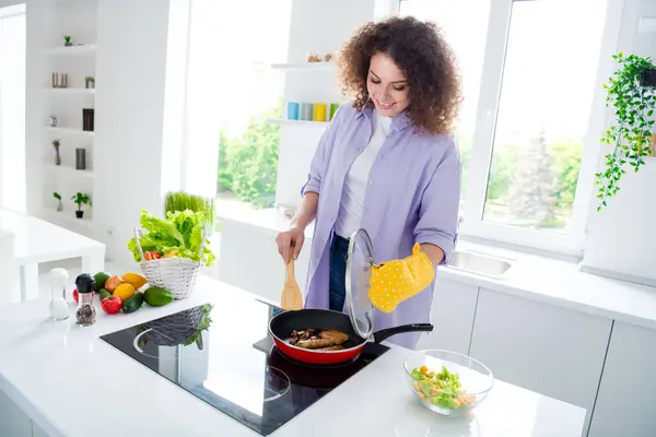 Photo Good Mood Positive Woman Wear Violet Shirt Frying Meat — Stock Photo, Image