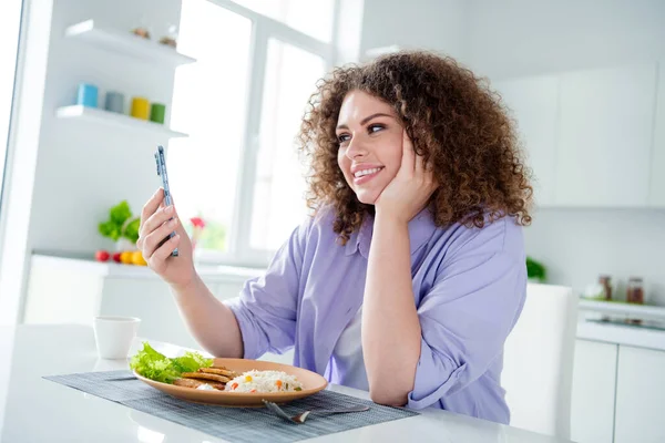 Photo Adorable Cute Woman Wear Violet Shirt Eating Breakfast Chatting — Stock Photo, Image