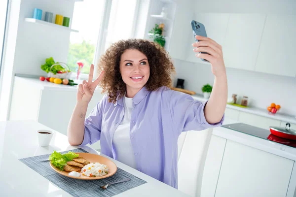 Photo Cute Friendly Woman Wear Violet Shirt Eating Breakfast Showing — Stock Photo, Image