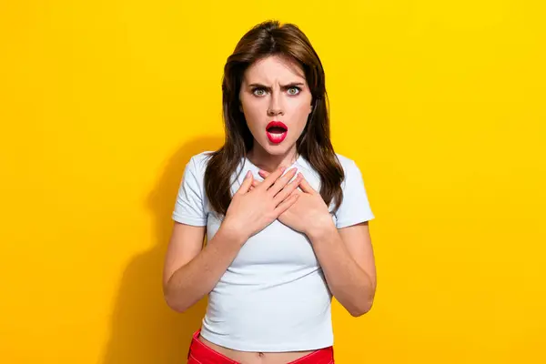 Portret Van Beledigd Misbruikt Meisje Rode Lippen Dragen Witte Shirt — Stockfoto