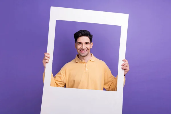 漂亮的年轻男性手持即时相框窗口的照片肖像 穿着时髦的黄色套装 背景为紫色 — 图库照片