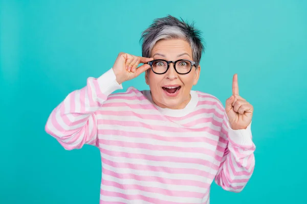Foto Excitado Impressionado Senhora Desgaste Listrado Suéter Óculos Mostrando Dedo — Fotografia de Stock