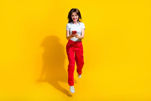 Teljes Hosszúságú Fotó Hangulat Aranyos Öltözött Shirt Jumping Sms Samsung — Stock Fotó