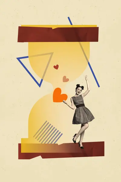 黒い白い効果少女ダンスアームの縦のコラージュ画像は 塗装ベージュの背景に単離された心臓のシンボルを保持します — ストック写真