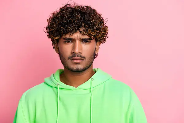 Huysuz Asık Suratlı Yeşil Kapüşonlu Genç Hintli Adamın Portresi Motivasyonunu — Stok fotoğraf