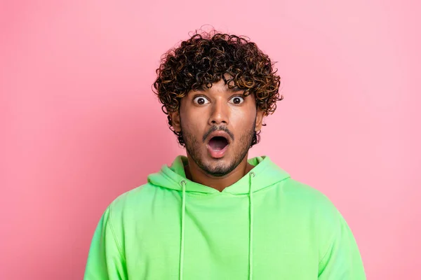 Portrait Funny Guy Green Hoodie Shocked Open Mouth Speechless See — Stock Photo, Image