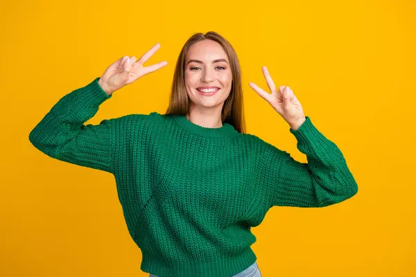 Photo Gorgeous Young Blonde Hair Lady Wearing Green Sweater Makes — Stock Photo, Image