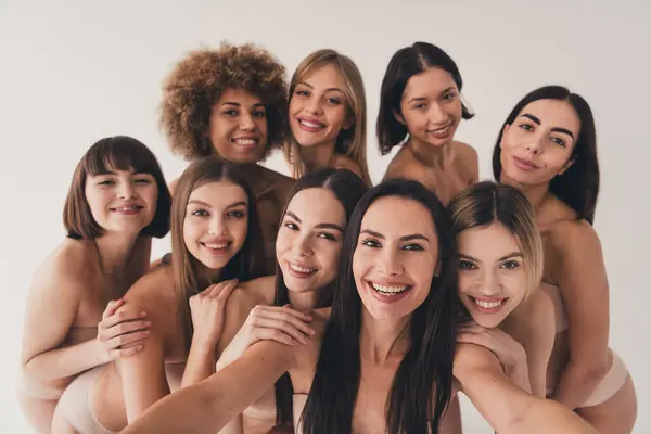Spa Salonu Tedavisinden Sonra Grup Kız Arkadaşlarının Izole Edilmiş Pastel — Stok fotoğraf