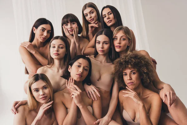 Fotogruppe Schöner Unterschiede Multiethnische Freundinnen Dessous Während Sie Studio Vor — Stockfoto