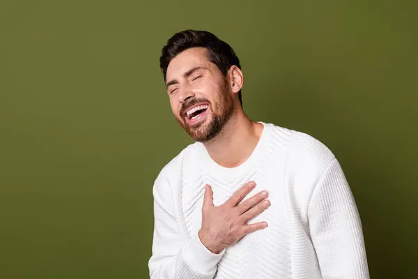 Foto Van Vrolijke Positieve Man Gekleed Witte Trendy Kleding Lachen — Stockfoto