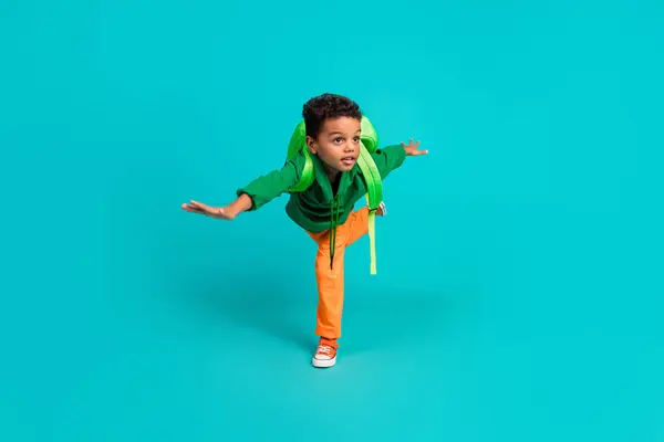 Plná Velikost Fotografie Pozitivního Malého Chlapce Batohem Nosit Zelenou Mikinu — Stock fotografie