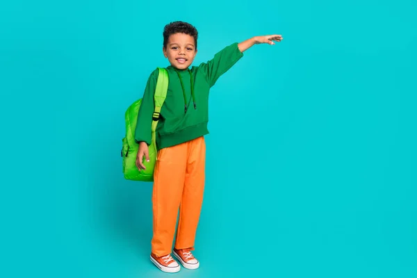 Hoş Sevimli Çocuğun Fotoğrafı Yeşil Spor Giyim Okul Çantası Giyer — Stok fotoğraf