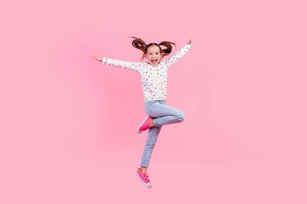 Foto Voller Größe Von Optimistischen Schulmädchen Gekleidet Gepunkteten Pullover Jeanshose — Stockfoto