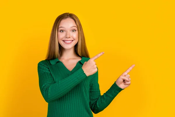 イエローカラーの背景に隔離されたかわいい陽気な少女の顔の笑顔の直接指の空のスペース広告の空白 — ストック写真