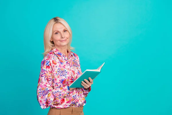 甘い愛らしい女性の写真 プリントシャツ 読書本 空のスペース 隔離されたターコイズ色の背景 — ストック写真