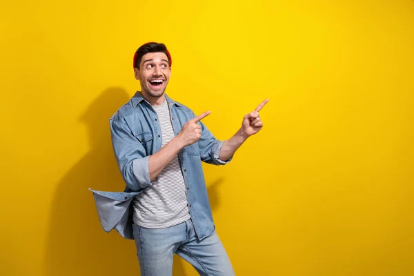 Zdjęcie Wesoły Zabawny Człowiek Ubrany Dżinsy Koszula Pokazując Dwa Palce — Zdjęcie stockowe