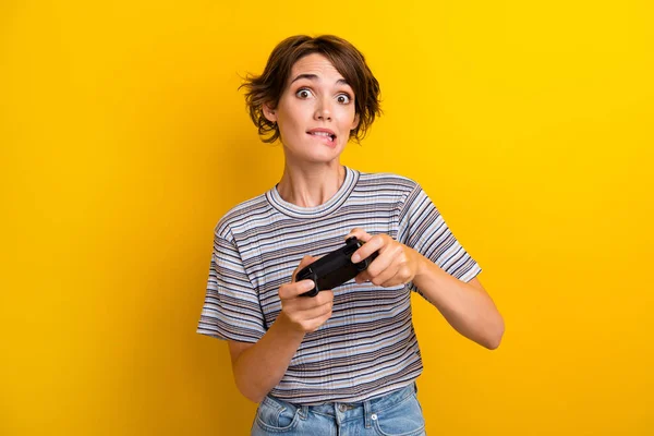 Şaşkın Odaklanmış Çizgili Tişört Giymiş Playstation Tutan Sarı Arka Planda — Stok fotoğraf