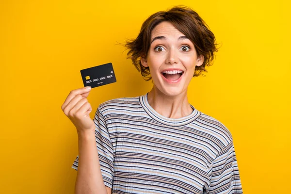 Zdjęcie Imponującej Kobiety Ubranej Shirt Hold Debit Card Zdumiony Patrząc — Zdjęcie stockowe