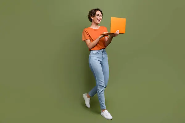 Pełna Długość Zdjęcie Uroczej Dziewczyny Ubrany Pomarańczowy Shirt Okularach Puste — Zdjęcie stockowe