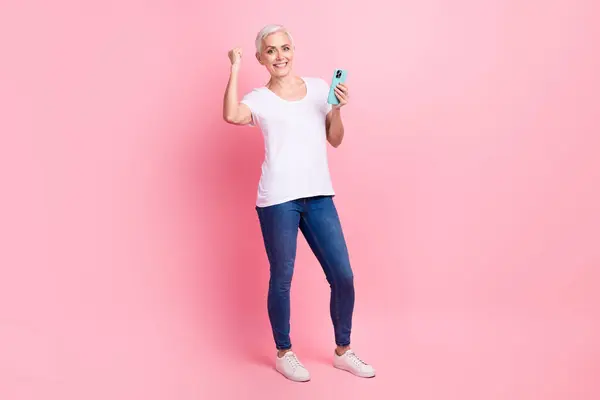 Ganzkörperfoto Von Zufriedener Person Gekleidet Stilvolle Shirt Jeanshose Halten Smartphone — Stockfoto