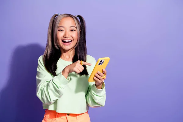 Photo Kpop Fan Youngster Girl Wearing Green Sweatshirt Point Finger — Stock Photo, Image