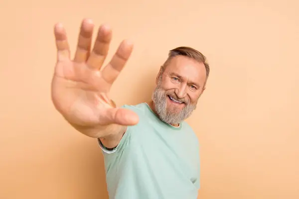 ベージュ色の背景に隔離された高い5つのシンボルを指で手を振るう喜びの陽気な男の写真 — ストック写真