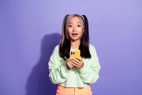 Vietnamlı Kızın Portresi Cep Telefonu Pop Fanı Kullanarak Mor Arka — Stok fotoğraf