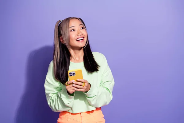 Kuyruklu Genç Kızın Fotoğrafı Yeşil Kazak Giyer Akıllı Telefonu Tut — Stok fotoğraf
