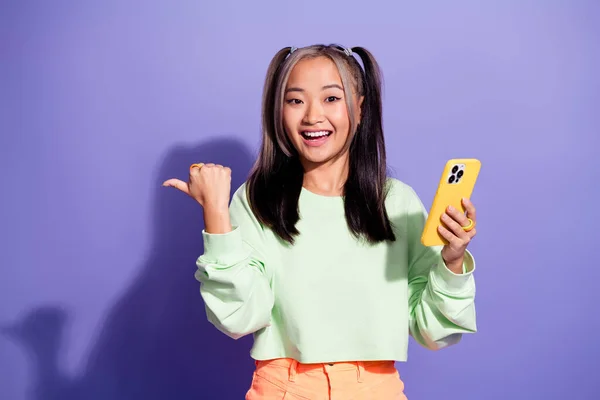 Heyecanlı Genç Kız Arkadaşın Fotoğrafı Yeşil Kazaklı Parmak Izi Takıyor — Stok fotoğraf