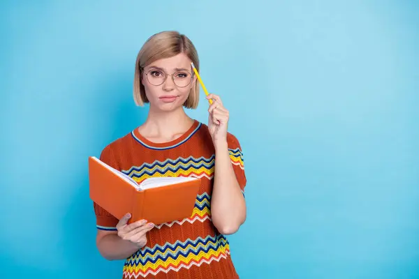 Porträt Eines Verwirrten Mädchens Mit Kurzhaarfrisur Brille Schreiben Liste Bleistift — Stockfoto