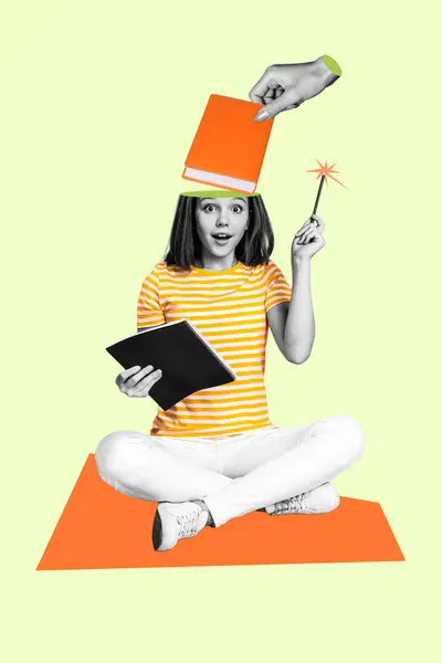 縦のコラージュの創造的なポスターは驚きました小さい若い女性の勉強半分の頭の腕は宿題のオレンジ色の背景の中のスキルを置きました — ストック写真