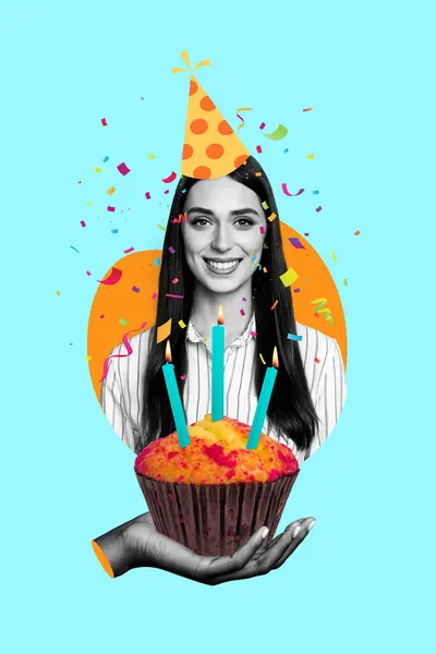年轻女子庆祝生日手拿着纸杯蛋糕的垂直海报卡片拼贴与蜡烛庆祝派对蓝色背景的概念 — 图库照片