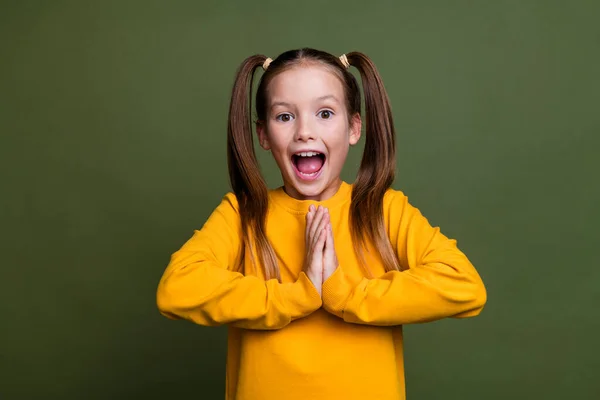 Photo Overjoyed Cute Schoolgirl Ponytails Wear Yellow Pullover Open Mouth — Stock Photo, Image