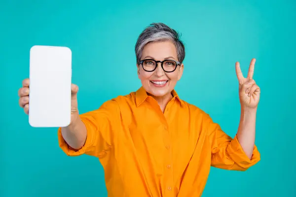 Portrait Friendly Elderly Business Lady Demonstrating Sign Holding New Smartphone — Stock Photo, Image