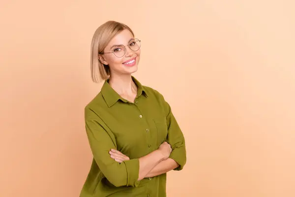 Portré Gyönyörű Intelligens Lány Rövid Haj Öltözött Zöld Ing Szemüveg — Stock Fotó