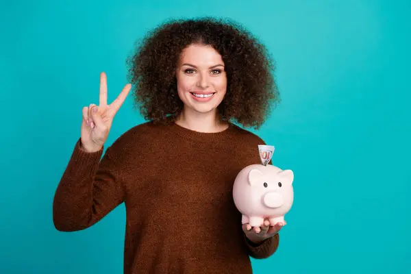 Foto Retrato Menina Bonita Conta Dinheiro Piggy Mostrar Sinal Vestido — Fotografia de Stock