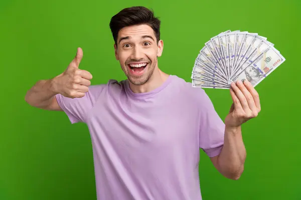 Portret Zadowolonej Osoby Pod Wrażeniem Nosić Fioletowy Shirt Trzymając Pieniądze — Zdjęcie stockowe