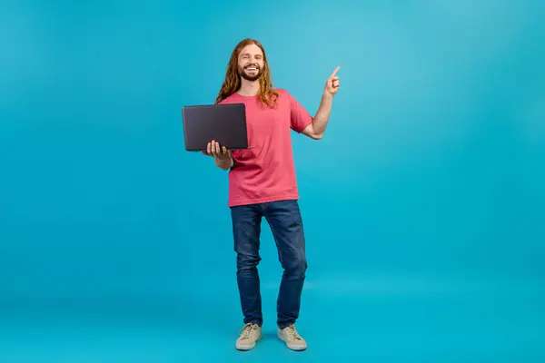 Pełne Zdjęcie Atrakcyjnego Faceta Trzymać Laptop Wskazują Palcem Puste Miejsce — Zdjęcie stockowe
