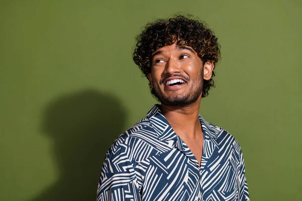 Portrét Mladého Mexického Chlapa Sobě Trendy Košile Smích Vypadající Prázdný — Stock fotografie