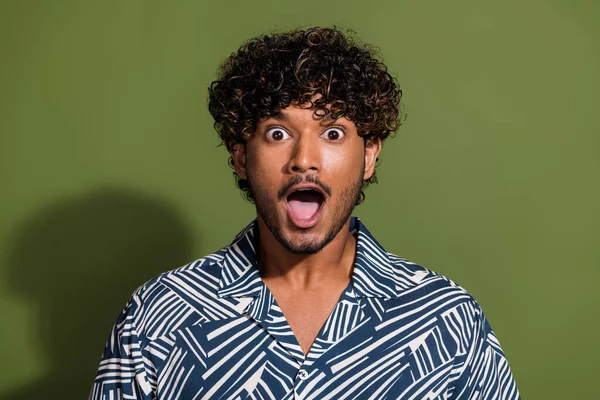 Portraitfoto Von Jungen Hispanischen Lustigen Mann Sommerhemd Erstaunt Offenen Mund — Stockfoto