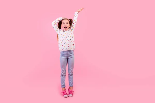 Ganzes Foto Von Überglücklichen Kleinen Mädchen Tragen Stilvolle Sweatshirt Stehend — Stockfoto